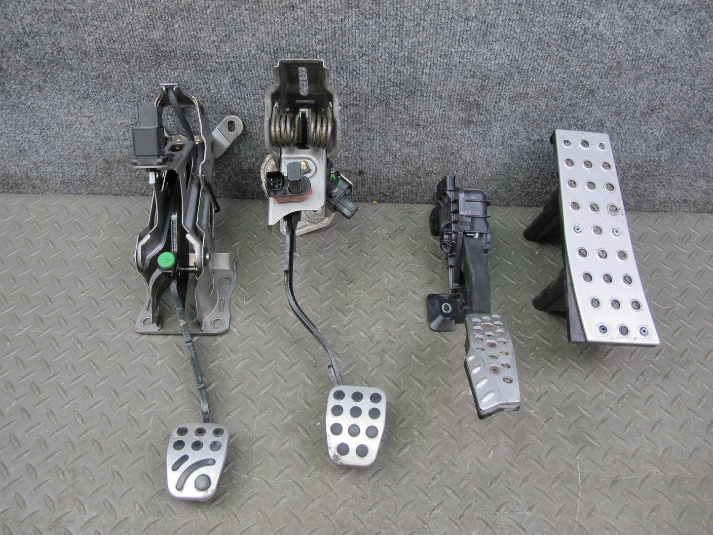 04-11 Mazda RX8 Manual Transmission Acclerator Brake Clutch Dead Pedal Set OEM