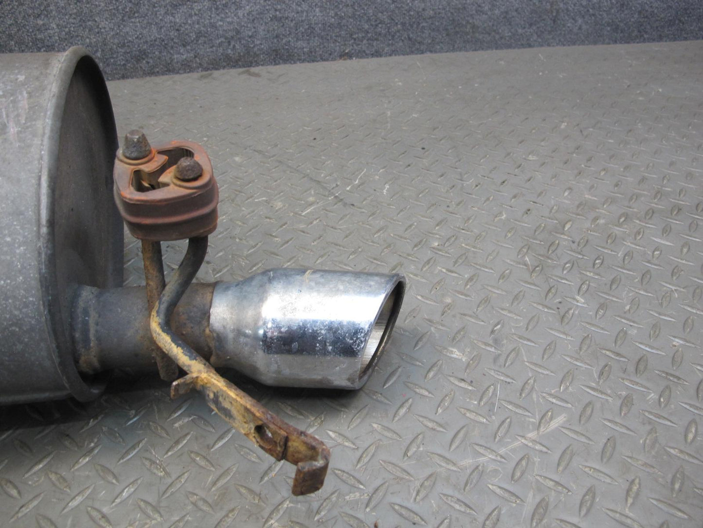 04-05 Ford Thunderbird Rear Left Exhaust Muffler w Chrome Tip J0016880-L OEM