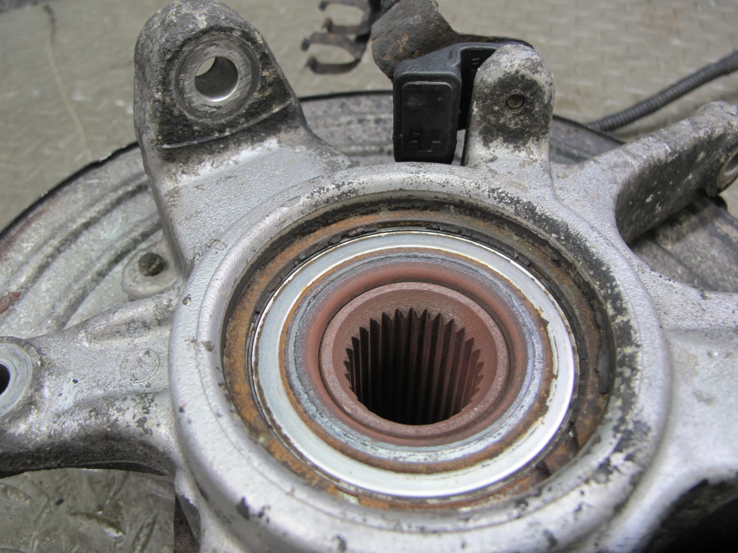 02-05 Ford Thunderbird Rear Right Spindle Knuckle Wheel Hub Bearing OEM