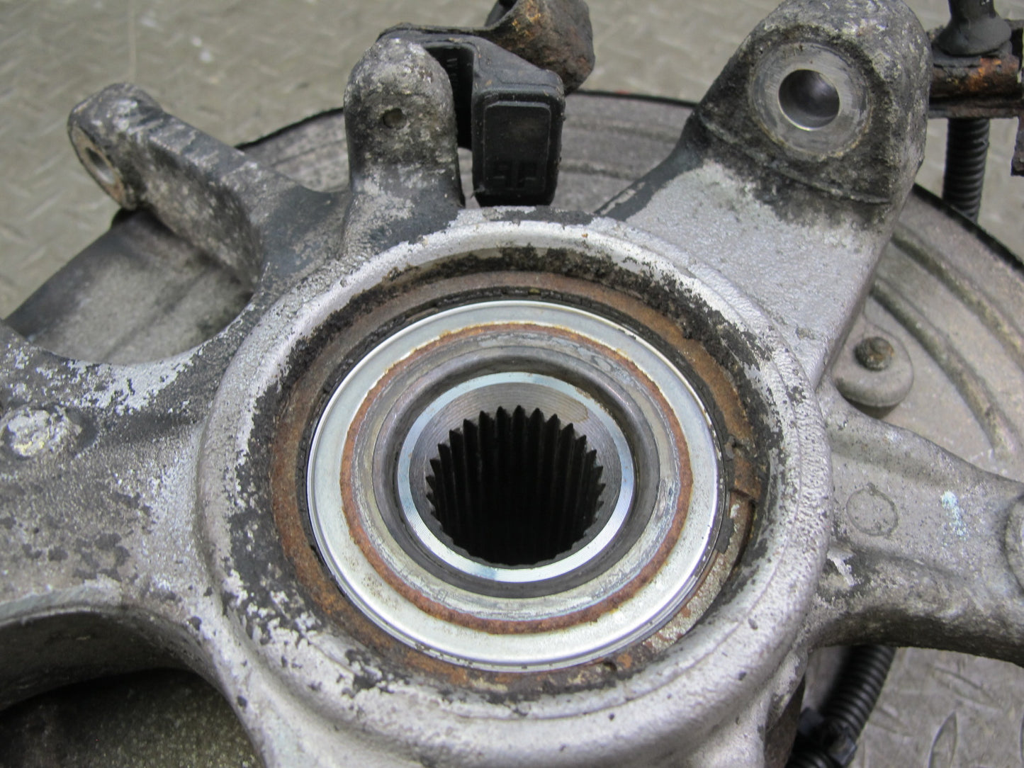 02-05 Ford Thunderbird Rear Left Spindle Knuckle Wheel Hub Bearing OEM