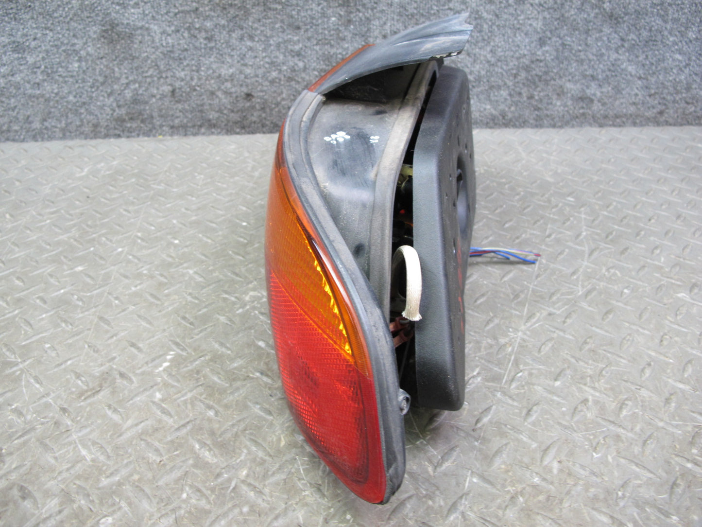 96-99 BMW E36/7 Z3 Roadster Rear Right Tail Light Lamp w Bulb Cover Assembly OEM