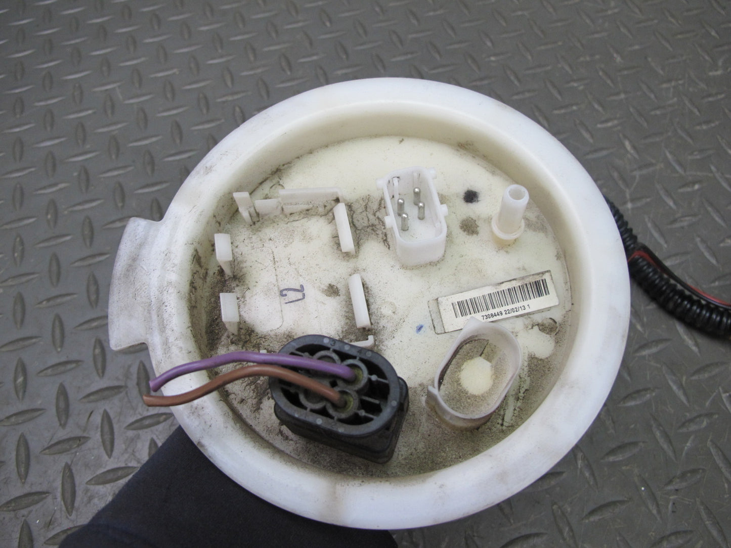 11-16 BMW F07 F10 F11 5-SERIES Fuel Pump Sending Unit 7308449 OEM