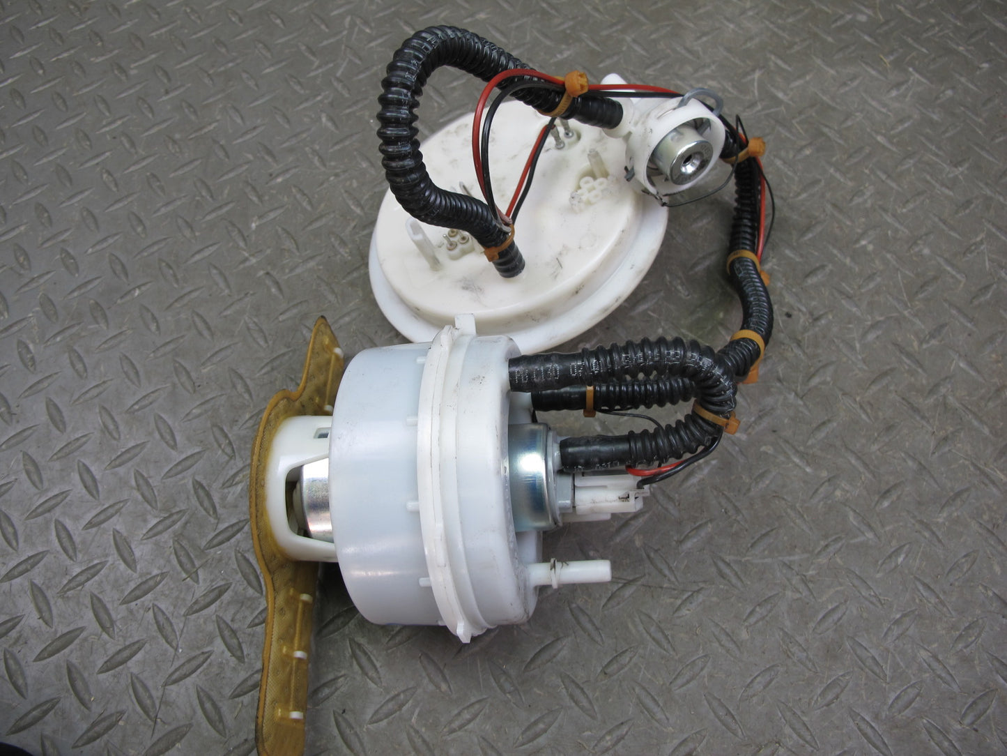 11-16 BMW F07 F10 F11 5-SERIES Fuel Pump Sending Unit 7308449 OEM