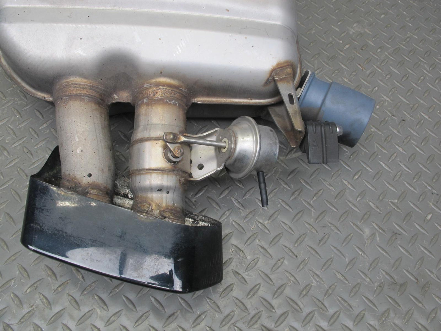 11-16 BMW F10 550i Rear Left Exhaust Muffler w Tip 7578188 OEM