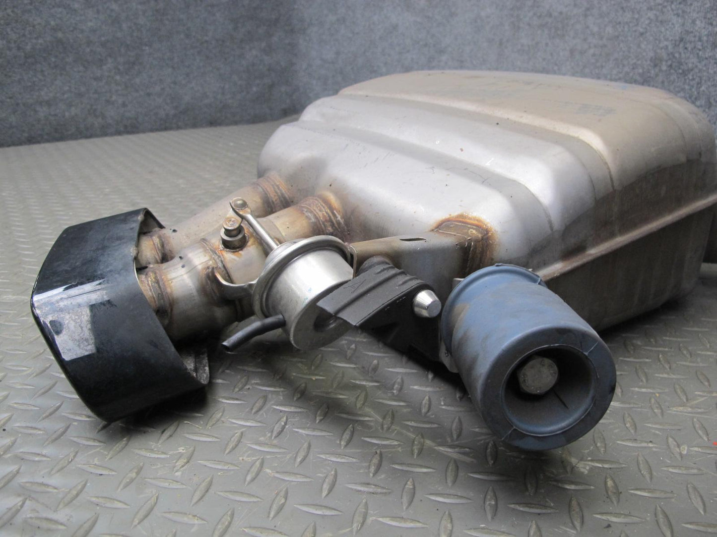 11-16 BMW F10 550i Rear Left Exhaust Muffler w Tip 7578188 OEM