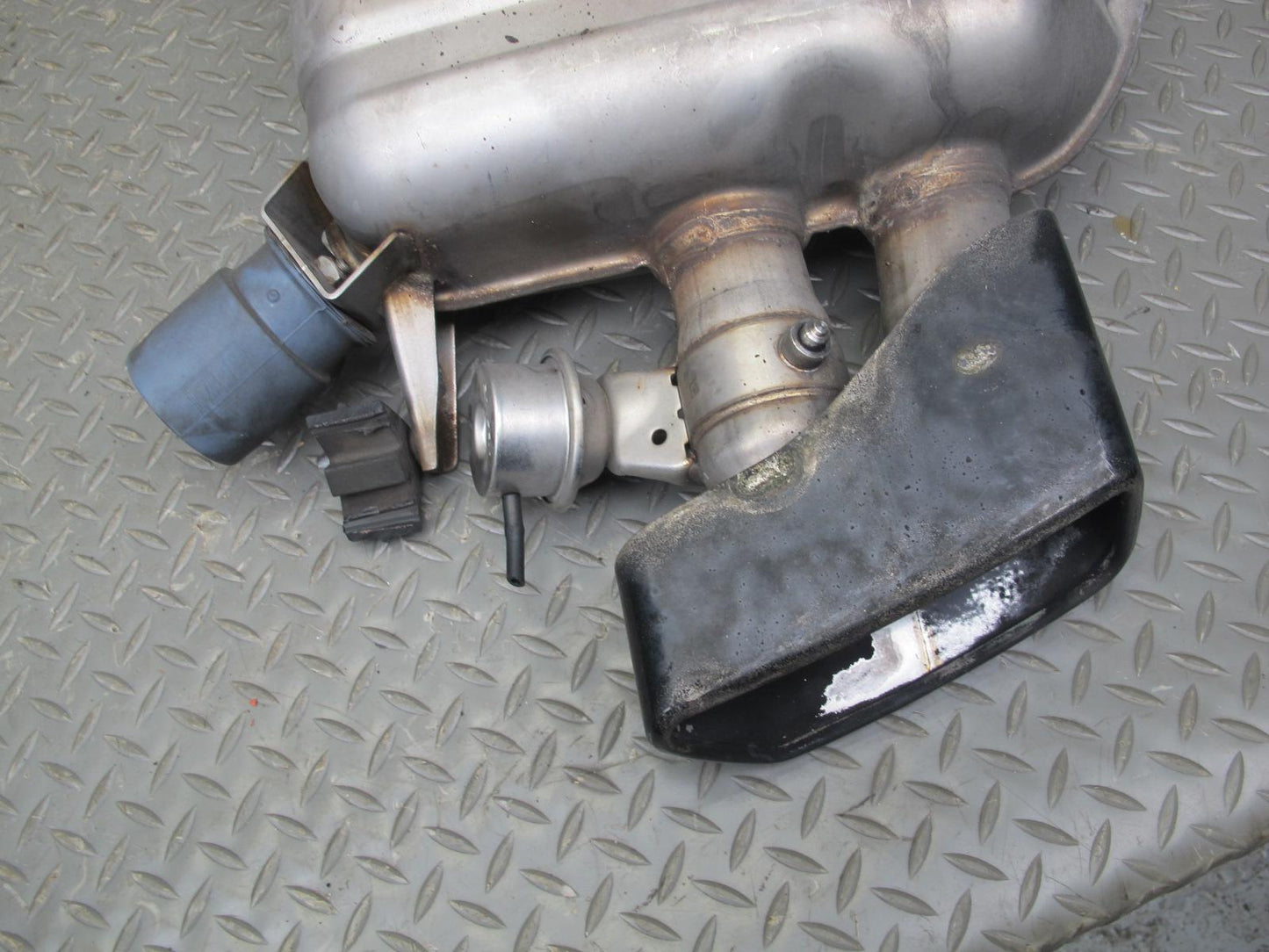 11-16 BMW F10 550i Rear Left Exhaust Muffler w Tip 7578188 OEM