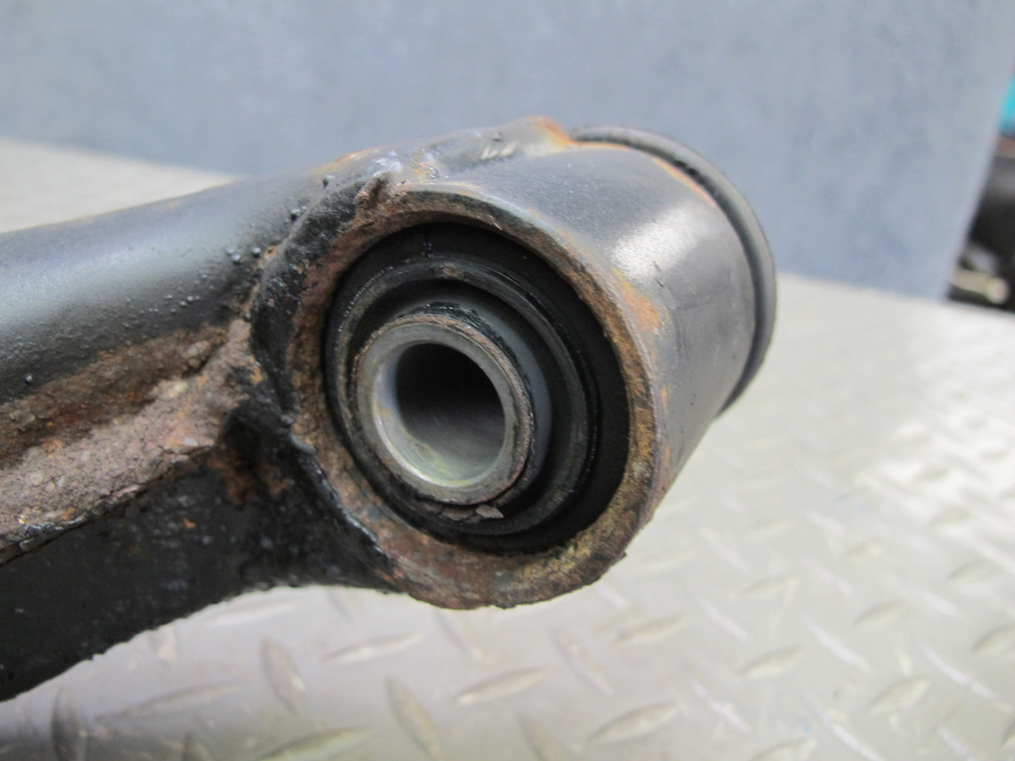 86-91 Mercedes W126 Rear Left Spindle Knuckle Wheel Hub Bearing OEM