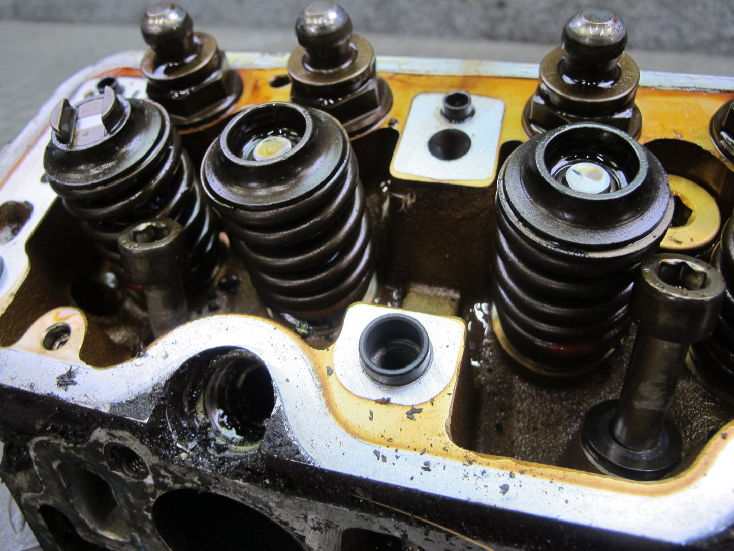 86-91 Mercedes W126 5.6L M117 117.968 Engine Left Cylinder Head 147k Miles OEM