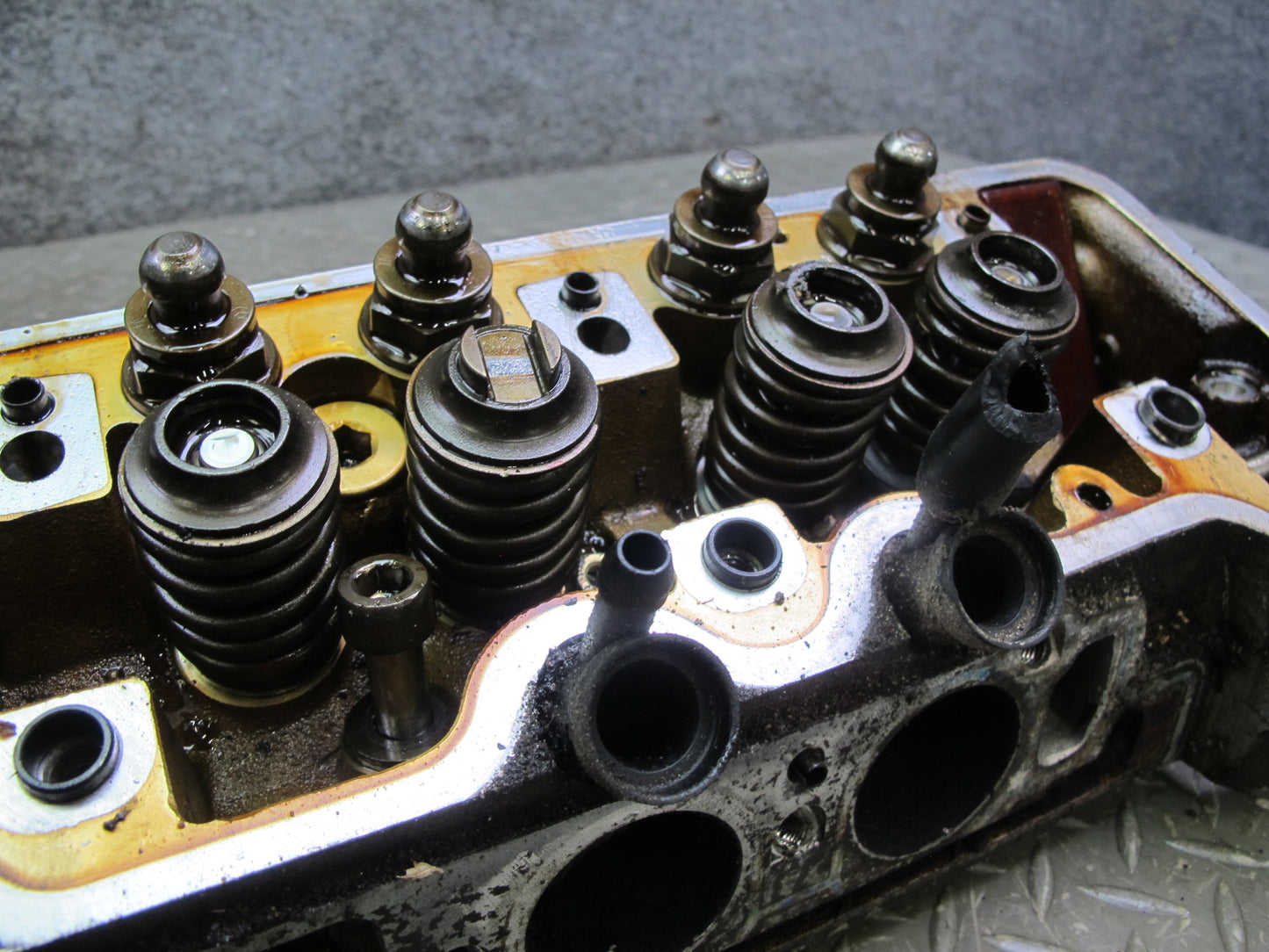 86-91 Mercedes W126 5.6L M117 117.968 Engine Left Cylinder Head 147k Miles OEM