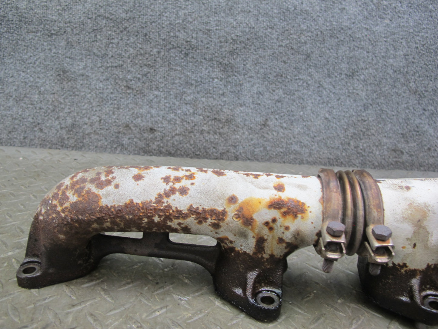 86-89 Mercedes W126 C126 560SEL 560SEC M117 Left Exhaust Manifold OEM