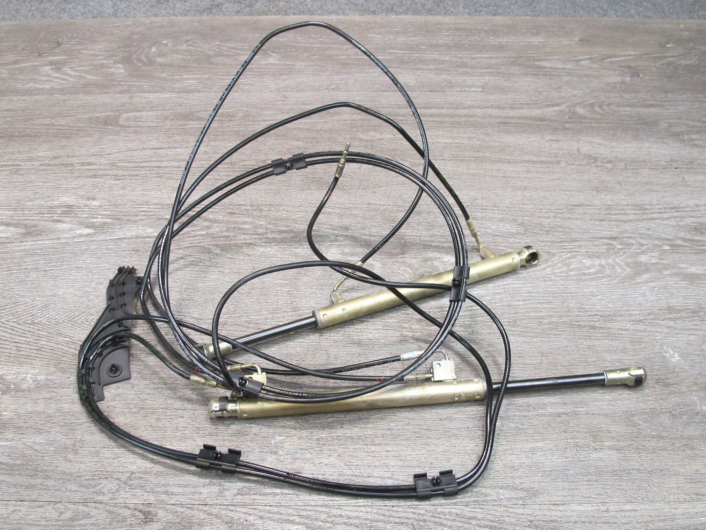 2001-2006 BMW E46 Convertible TOP Roof Hydraulic Shock Cylinder Valve Block Set