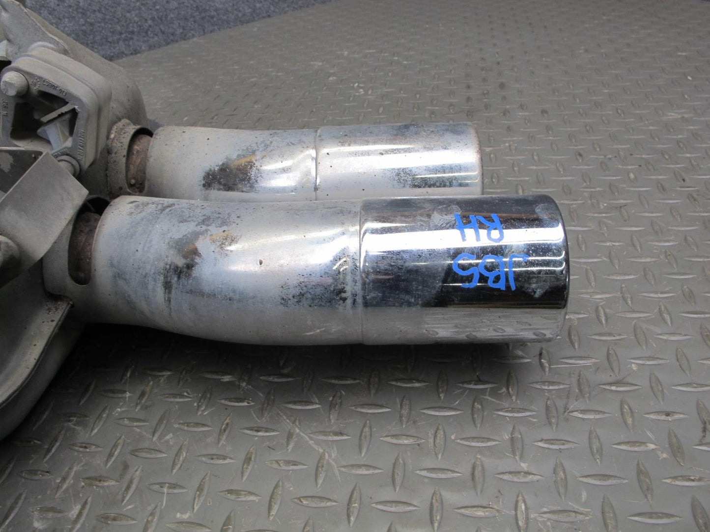 2006-2010 BMW E63 E64 M6 Rear Right Exhaust Muffler w Tips