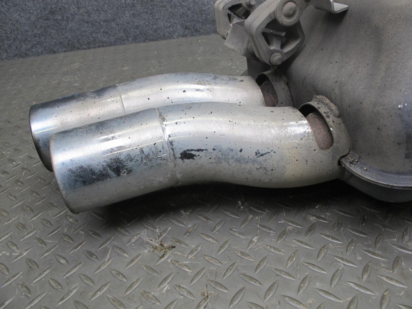 2006-2010 BMW E63 E64 M6 Rear Right Exhaust Muffler w Tips