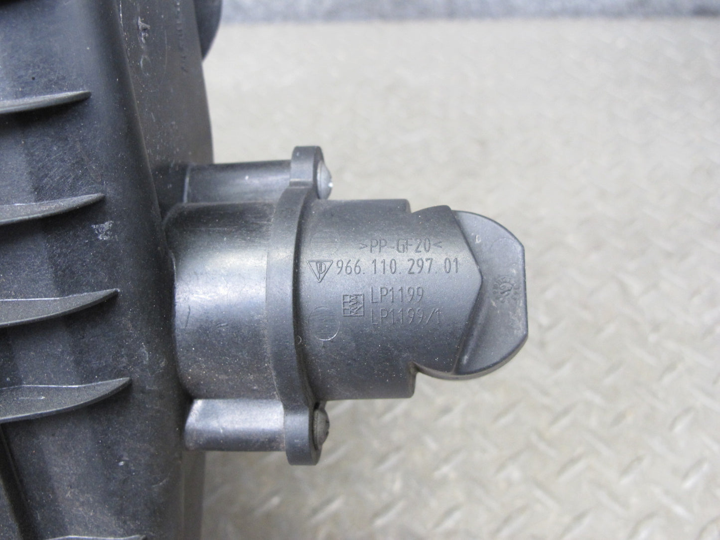 1997-2004 Porsche Boxster 986 Engine Air Intake Cleaner Filter Box Housing