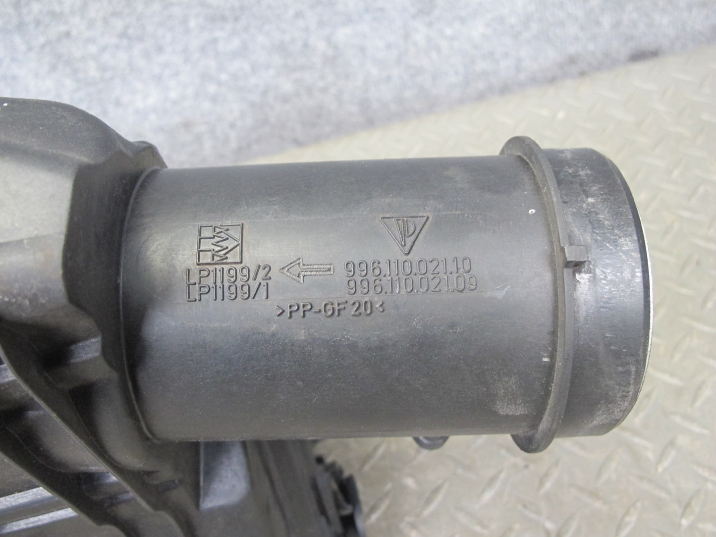 1997-2004 Porsche Boxster 986 Engine Air Intake Cleaner Filter Box Housing