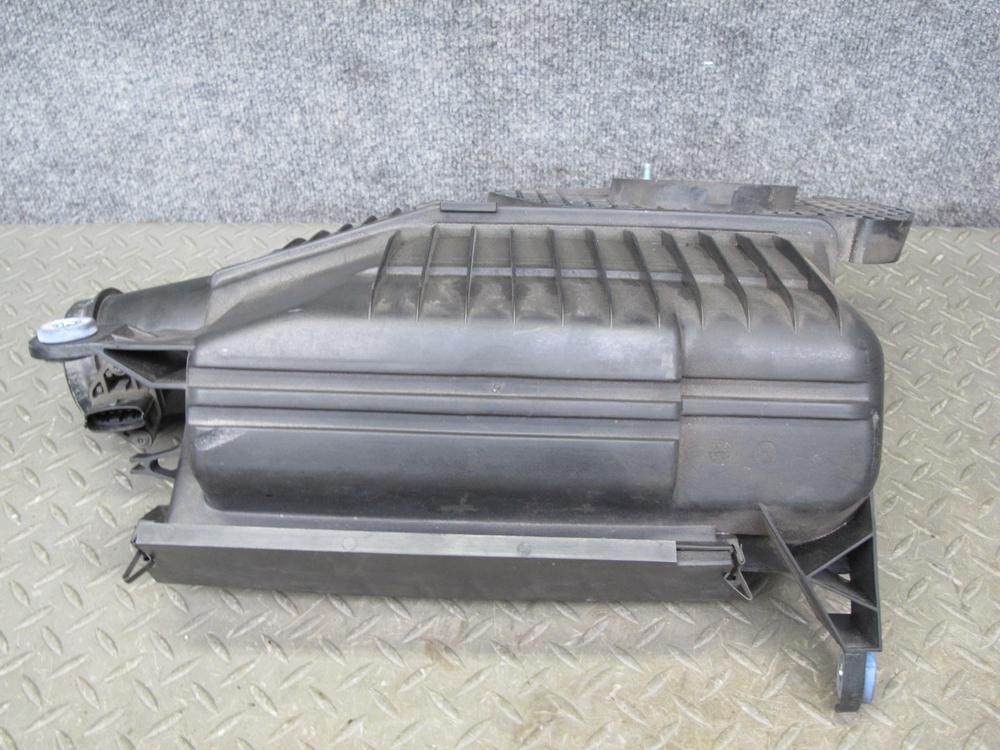 1997-2004 Porsche Boxster 986 Engine Air Intake Cleaner Filter Box Housing