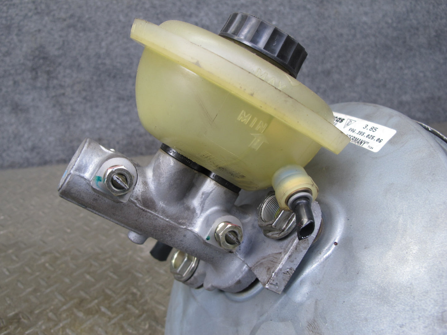 2000-2004 Porsche Boxster 986 M/T Brake Master Cylinder Booster Fluid Reservoir