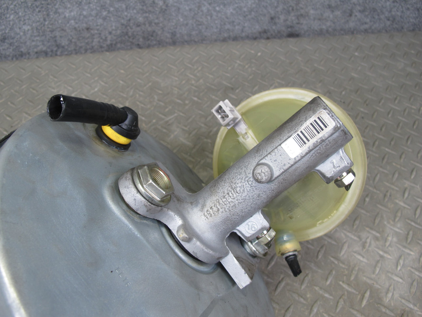 2000-2004 Porsche Boxster 986 M/T Brake Master Cylinder Booster Fluid Reservoir