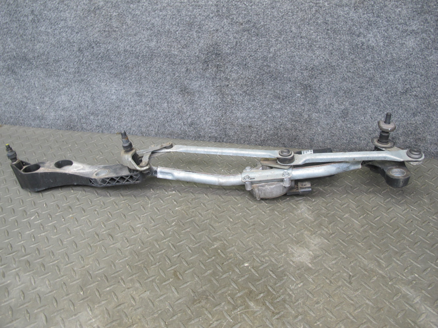 2006-2010 BMW E63 E64 Windshield Wiper Transmission Linkage w Motor
