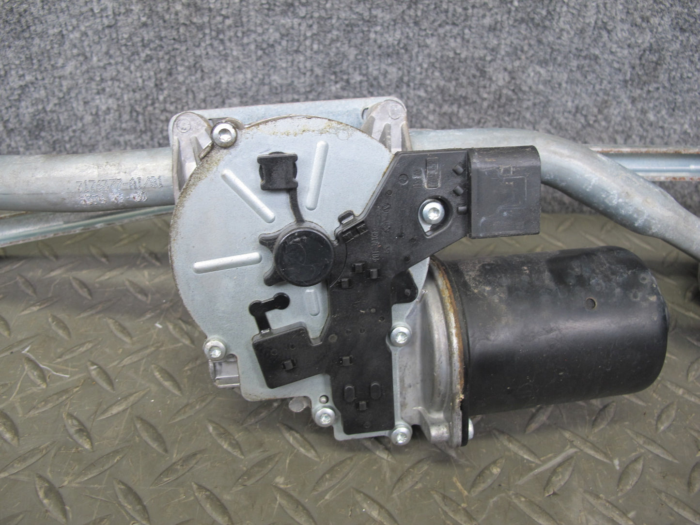 2006-2010 BMW E63 E64 Windshield Wiper Transmission Linkage w Motor