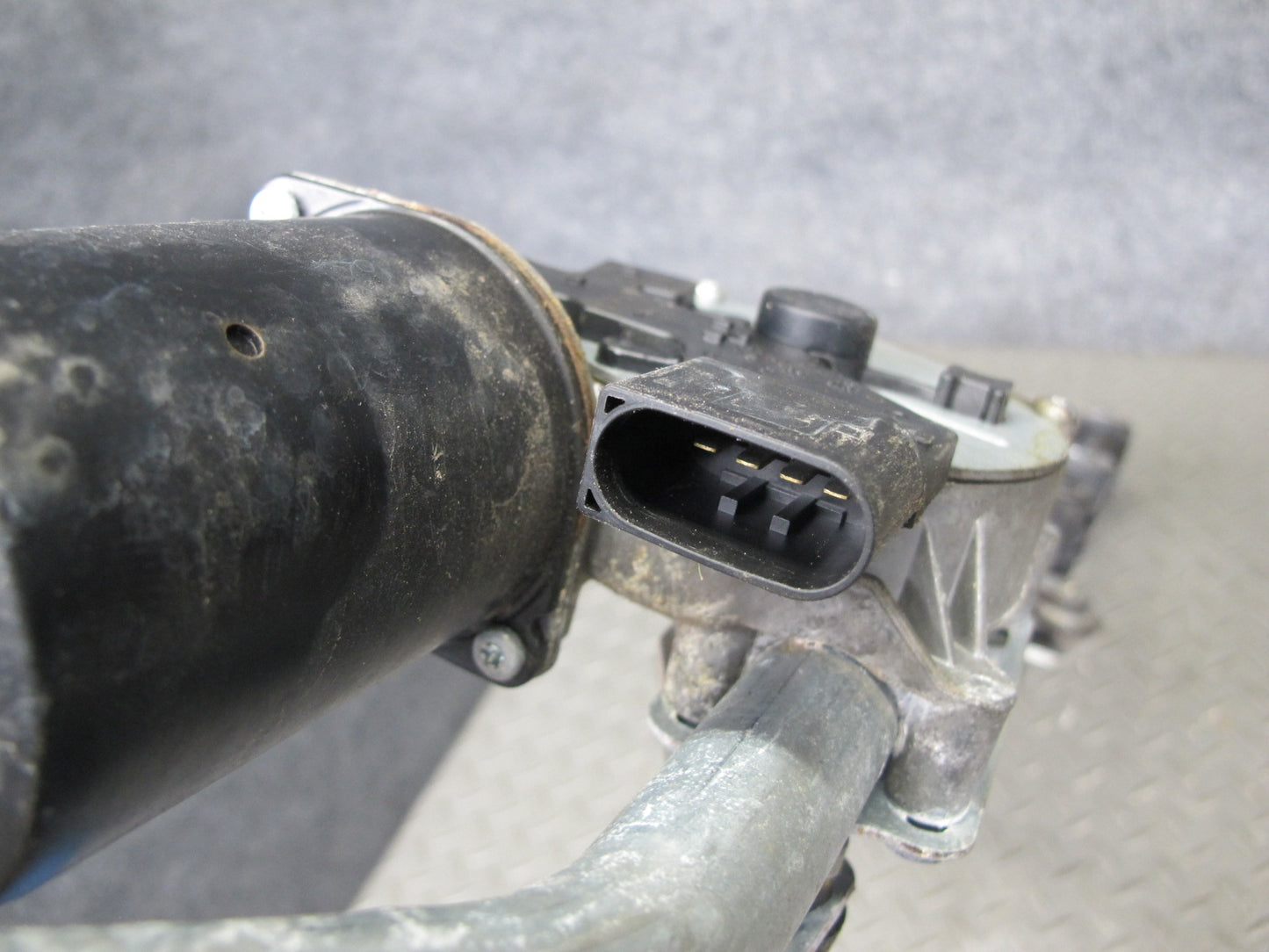 2006-2010 BMW E63 E64 Windshield Wiper Transmission Linkage w Motor