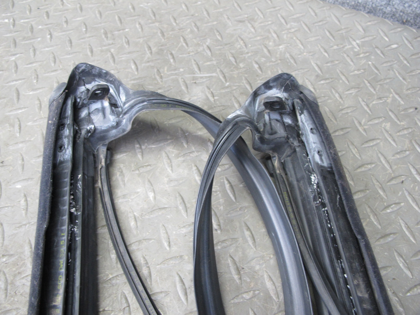 2007-2010 BMW E64 M6 Convertible TOP Windshield Weatherstrip Rubber Seal