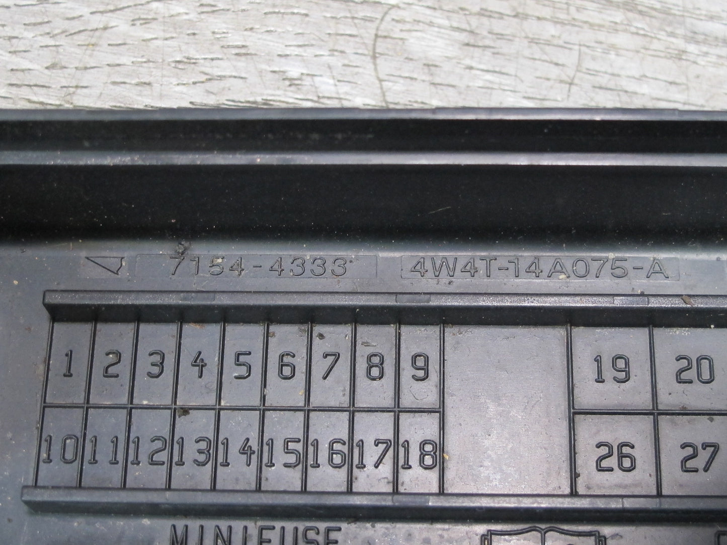 02-05 Ford Thunderbird Power Distribution Fuse Relay Box XW4T-14A003-A OEM