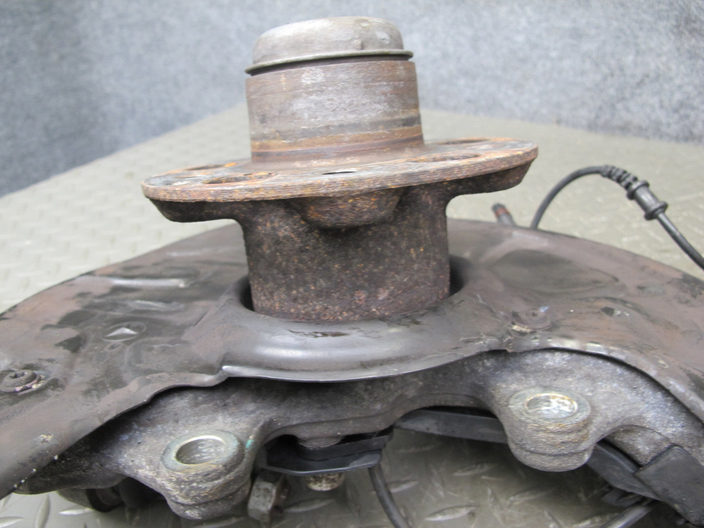 09-12 Mercedes R230 SL550 Front Left Spindle Knuckle Wheel Hub Bearing OEM