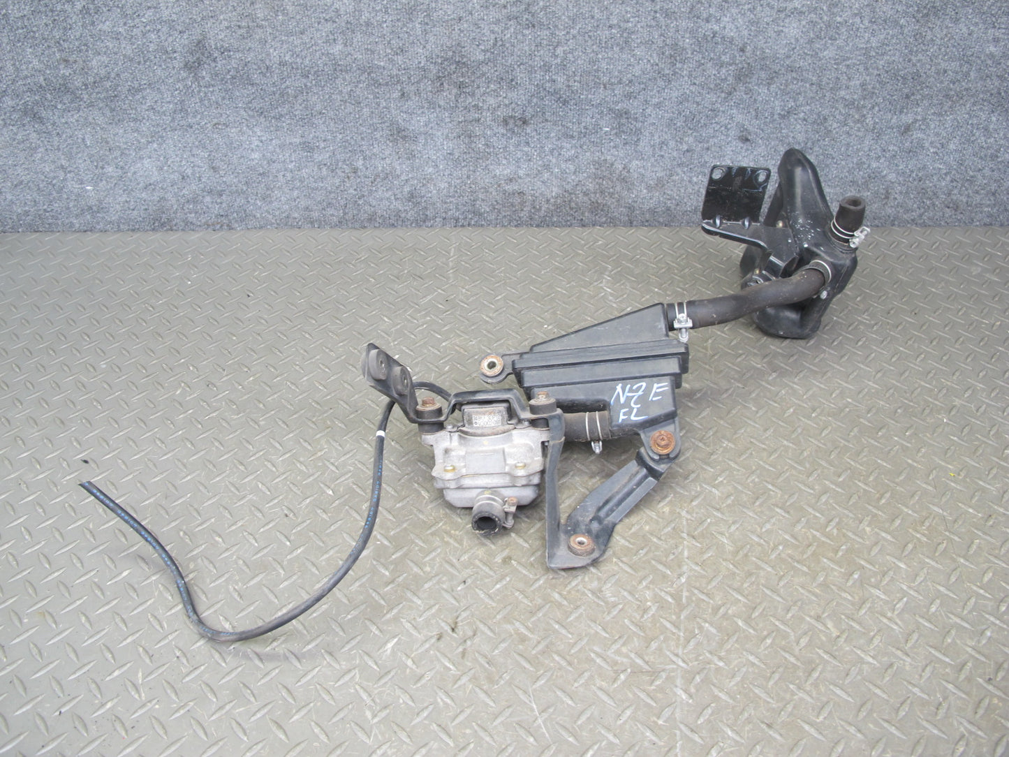 91-92 Nissan Z32 300ZX NON Turbo Left Air Injection Idle Valve w Reservoir OEM