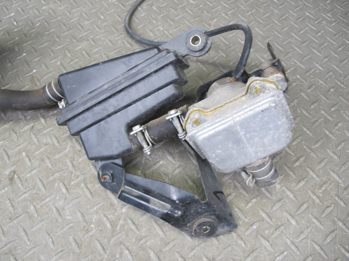 91-92 Nissan Z32 300ZX NON Turbo Left Air Injection Idle Valve w Reservoir OEM