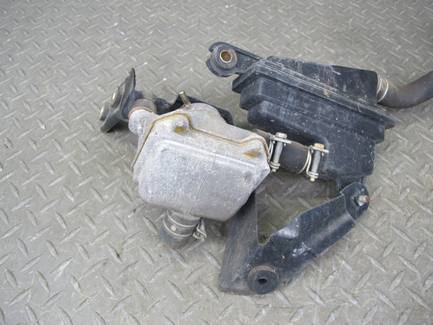 91-92 Nissan Z32 300ZX NON Turbo Right Air Injection Idle Valve w Reservoir OEM
