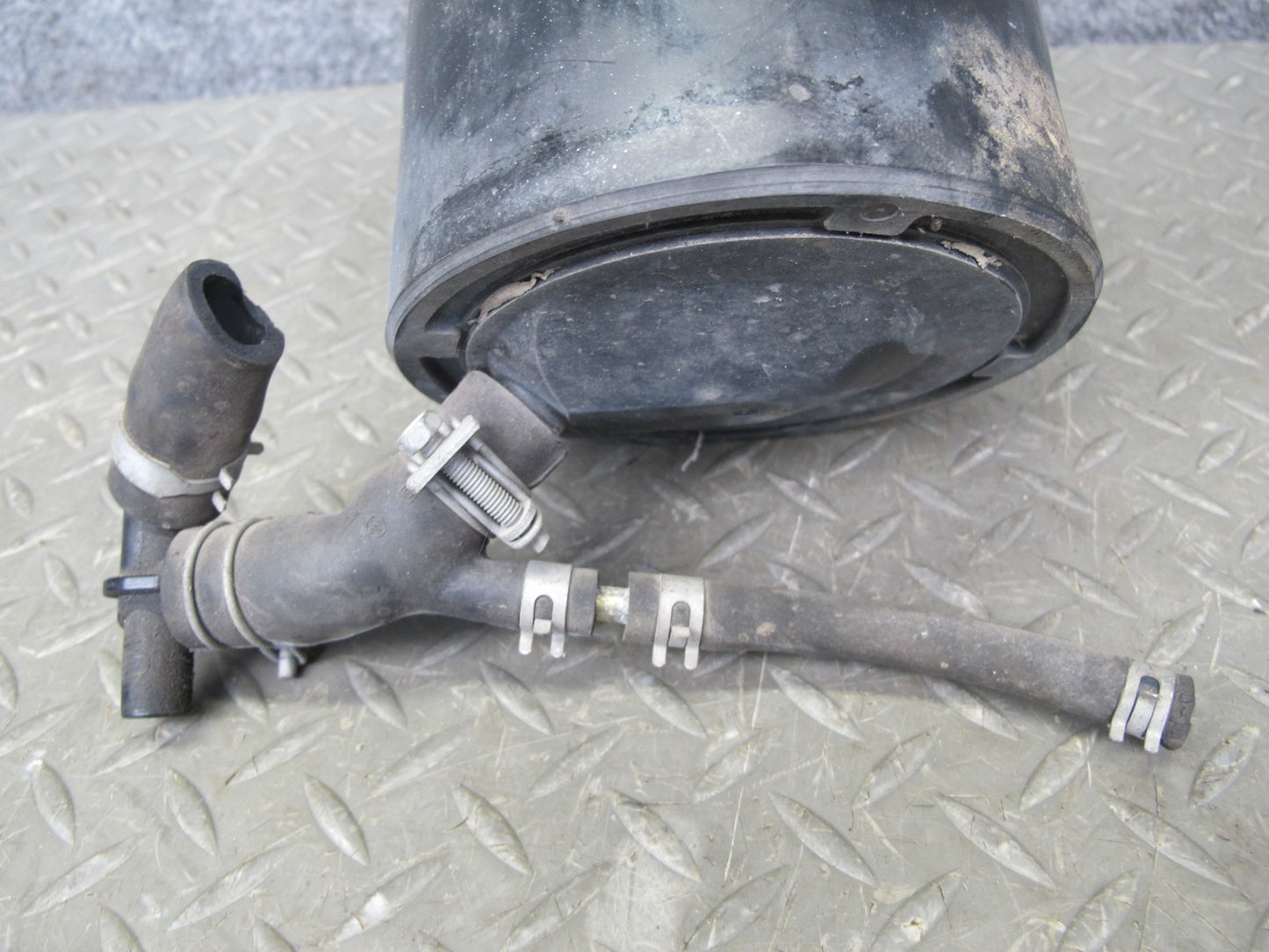 90-95 Nissan Z32 300ZX NA Fuel Evap Vapor Charcoal Canister 14950-30P01 OEM