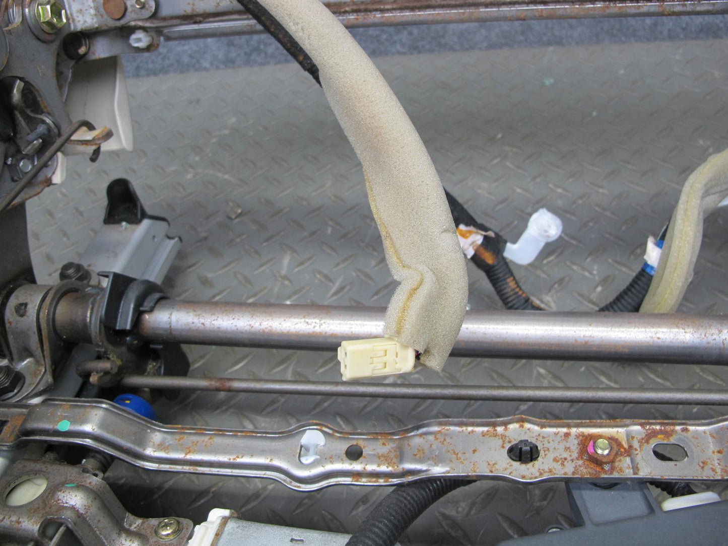 01-06 Lexus UCF30L LS430 Front Right Side Seat Track Rail Frame W/ Motor OEM