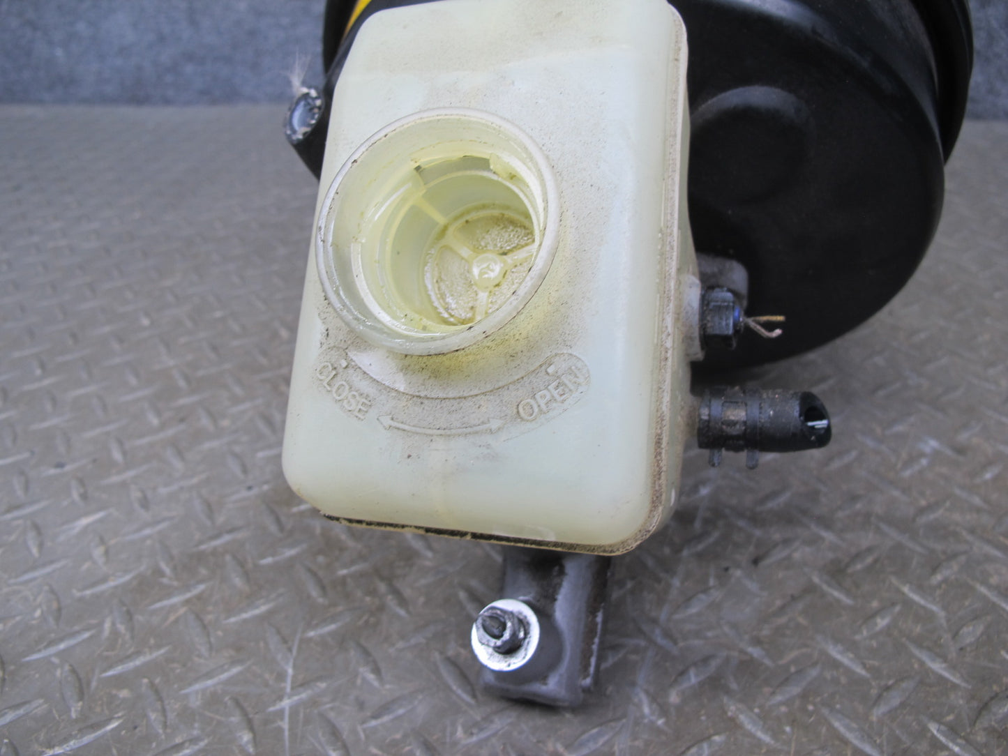 01-03 Lexus UCF30L LS430 Brake Master Cylinder Booster Fluid Reservoir OEM