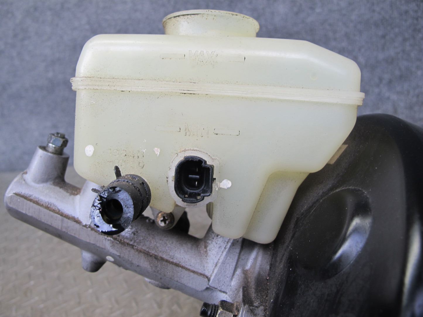 01-03 Lexus UCF30L LS430 Brake Master Cylinder Booster Fluid Reservoir OEM