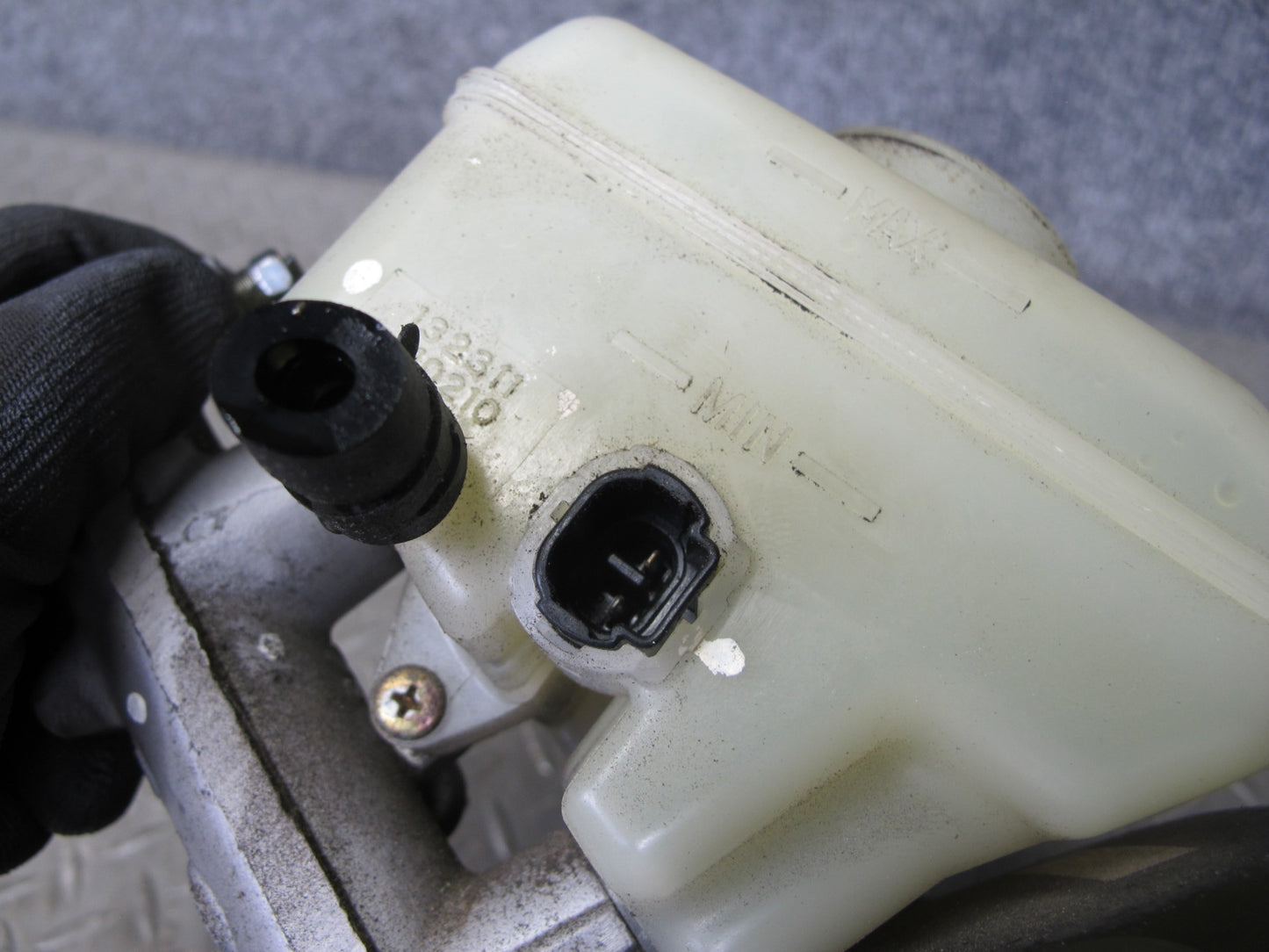 01-03 Lexus UCF30L LS430 Brake Master Cylinder Booster Fluid Reservoir OEM