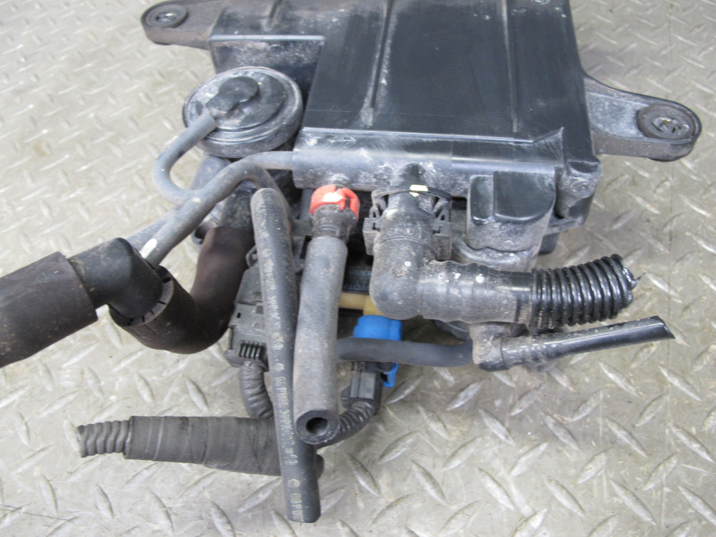 01-06 Lexus UCF30L LS430 Fuel Evap Vapor Charcoal Canister 77740-50091 OEM