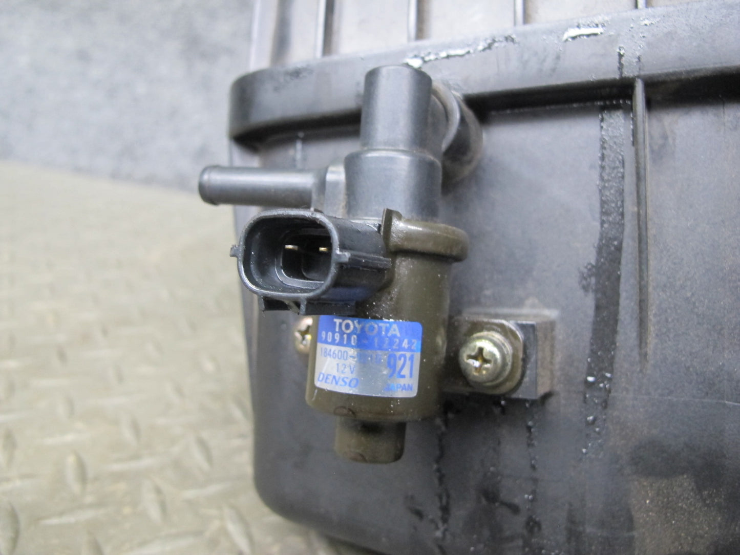 01-06 Lexus UCF30L LS430 Air Intake Cleaner Filter Box w MAF & Vacuum Switch OEM