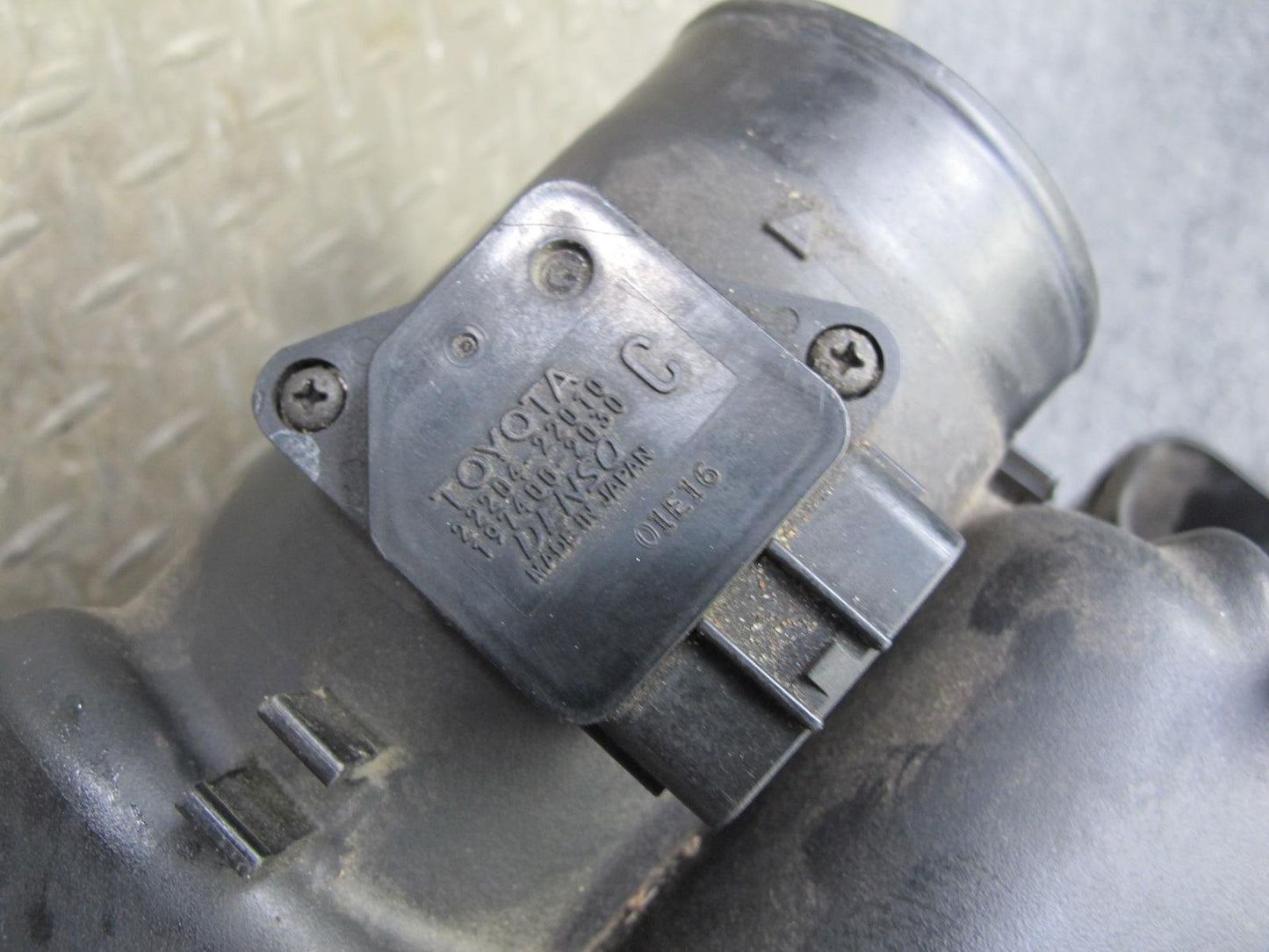 01-06 Lexus UCF30L LS430 Air Intake Cleaner Filter Box w MAF & Vacuum Switch OEM