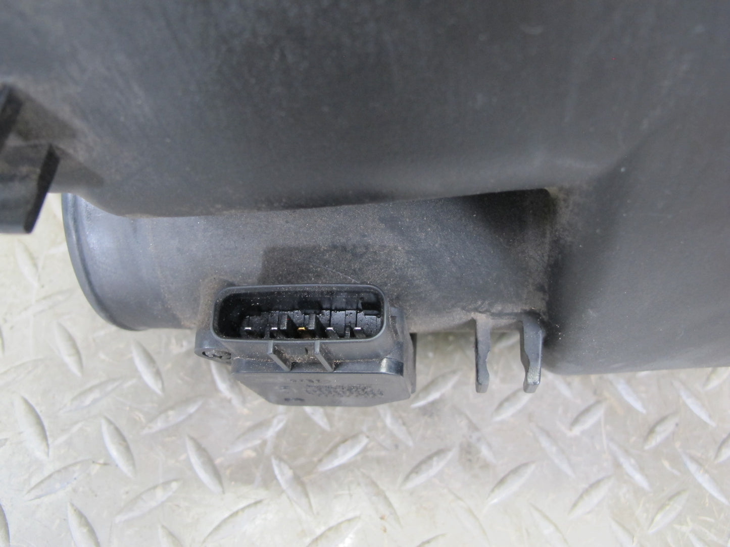 01-06 Lexus UCF30L LS430 Air Intake Cleaner Filter Box w MAF & Vacuum Switch OEM