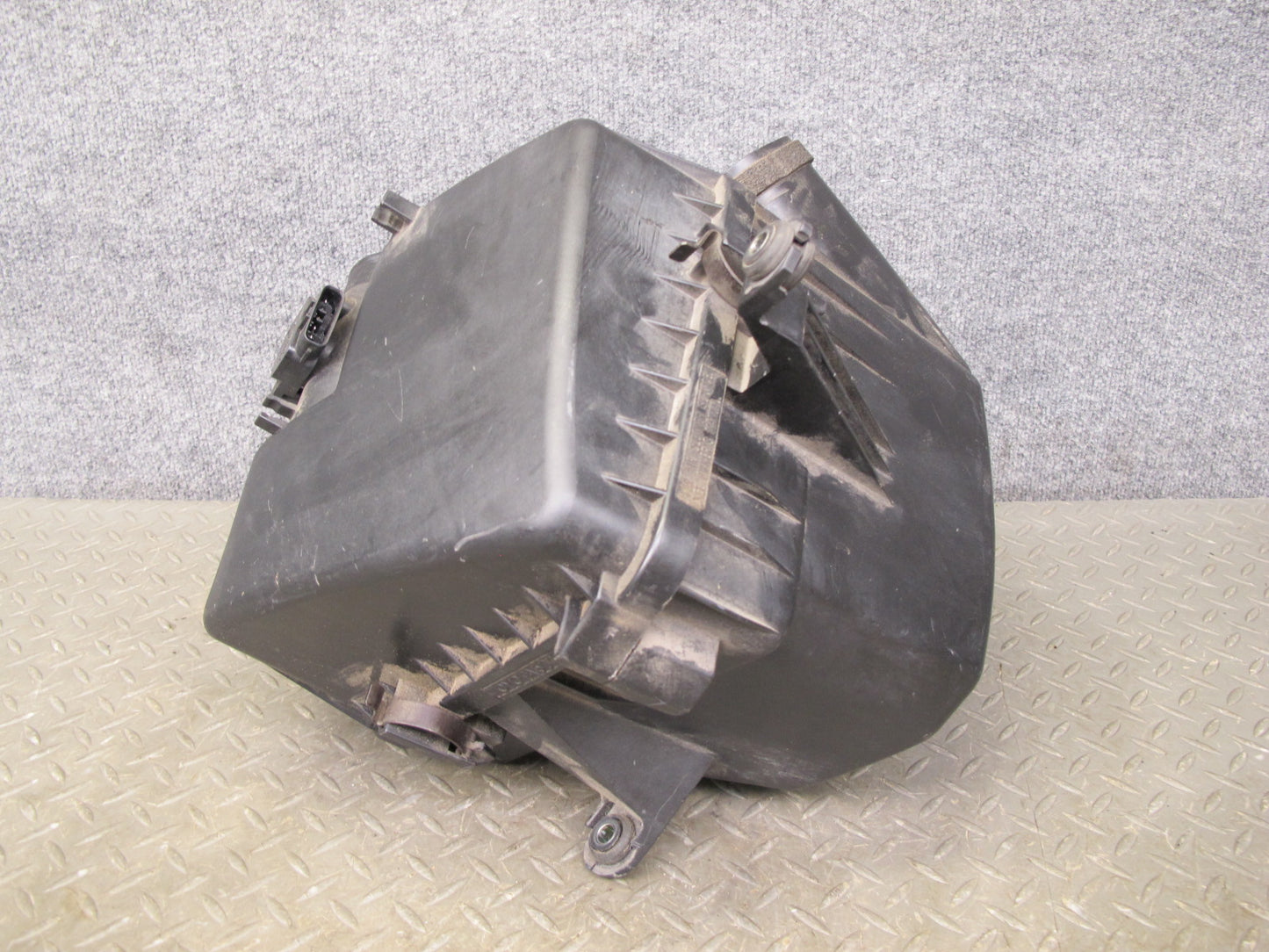 01-06 Lexus UCF30L LS430 Air Intake Cleaner Filter Box w MAF & Vacuum Switch OEM