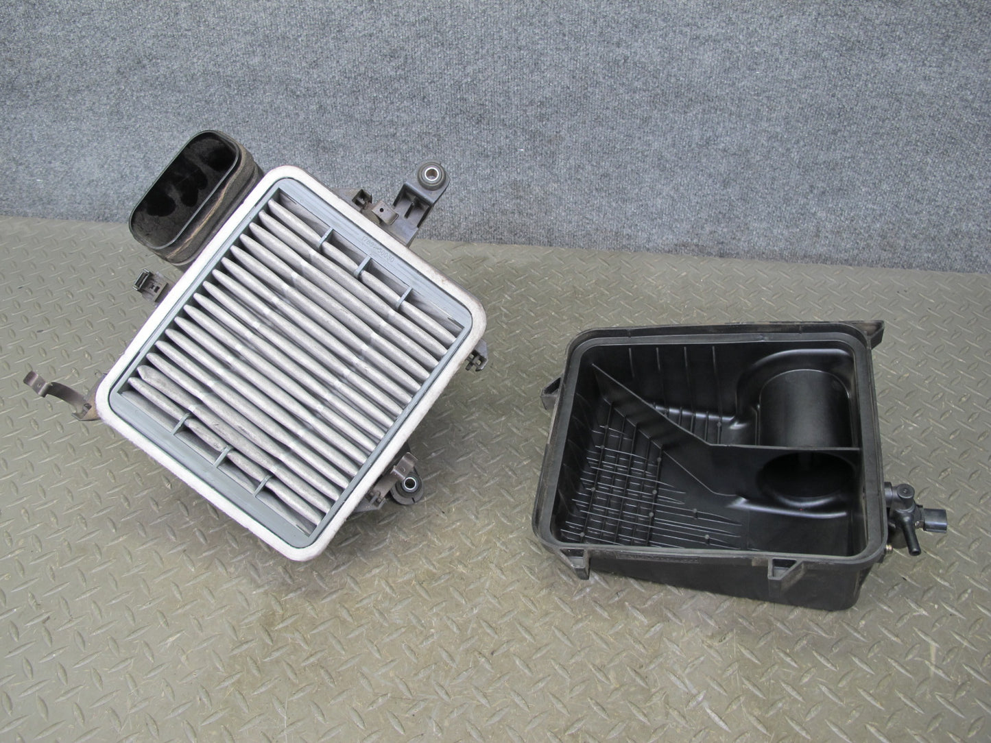 01-06 Lexus UCF30L LS430 Air Intake Cleaner Filter Box w MAF & Vacuum Switch OEM