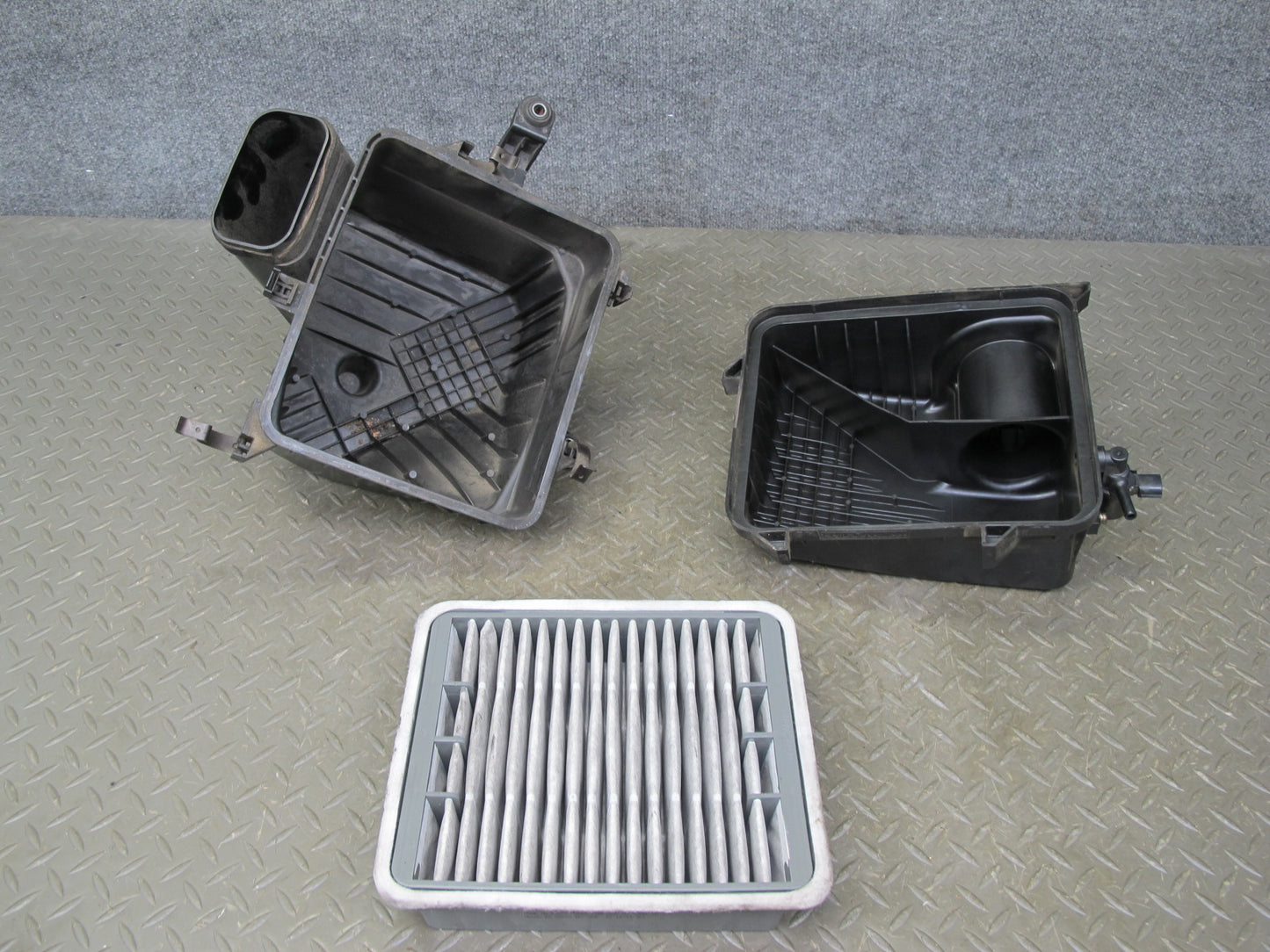 01-06 Lexus UCF30L LS430 Air Intake Cleaner Filter Box w MAF & Vacuum Switch OEM