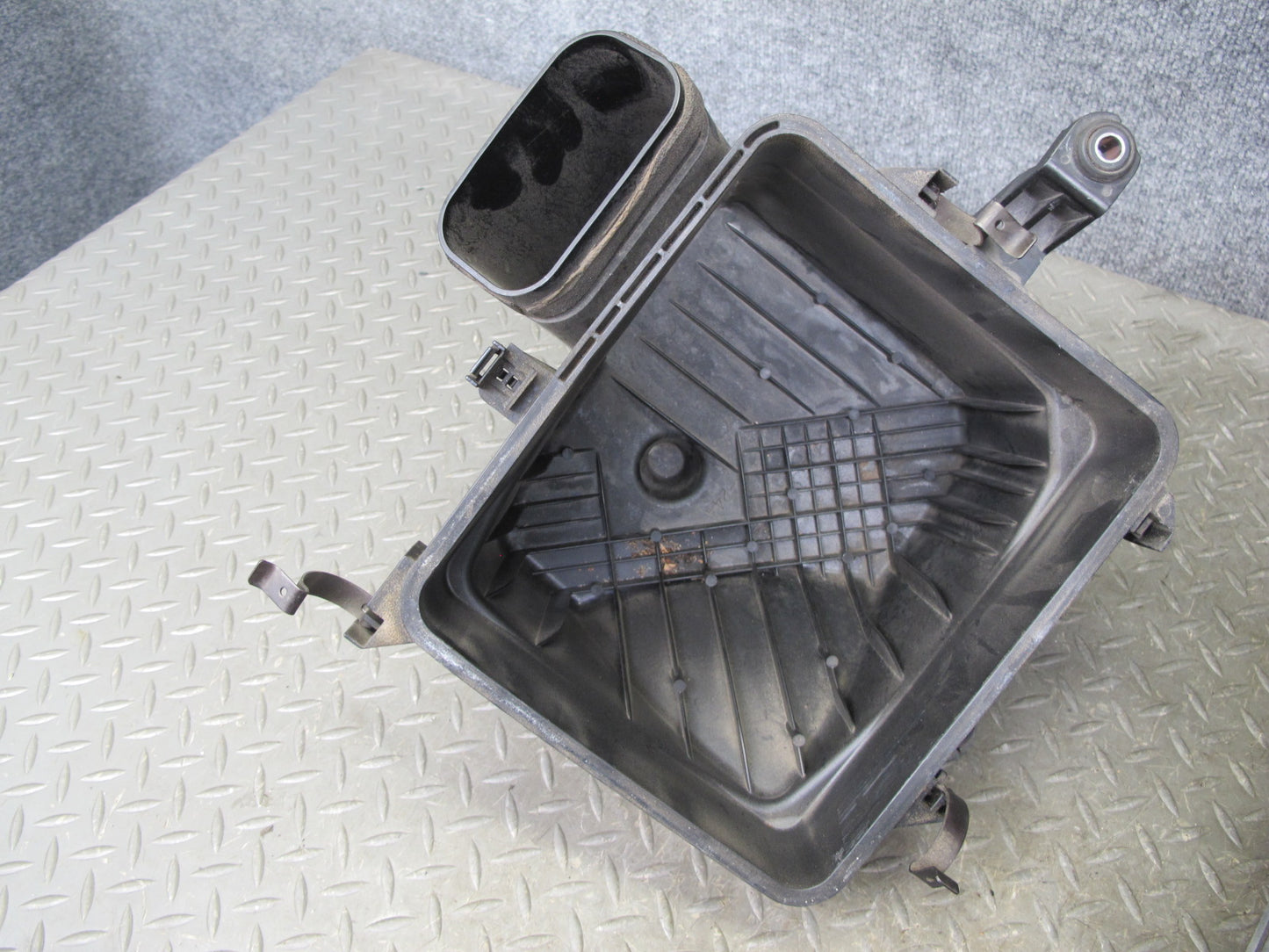 01-06 Lexus UCF30L LS430 Air Intake Cleaner Filter Box w MAF & Vacuum Switch OEM