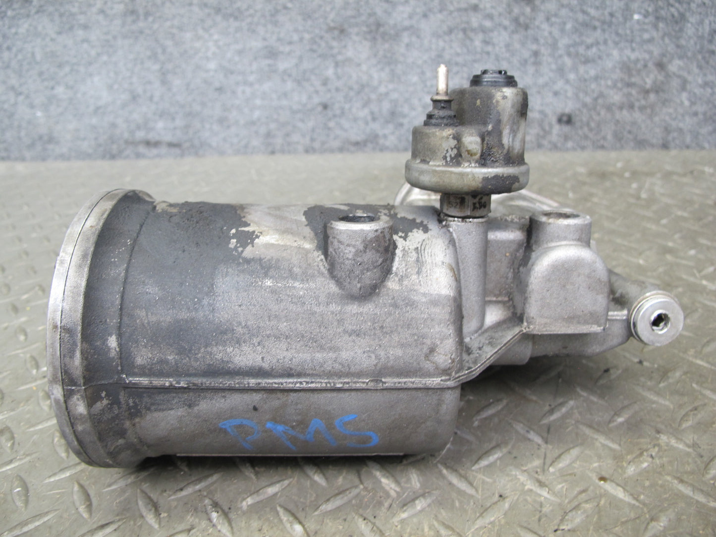 86-91 Mercedes W126 C126 M117 Engine Oil Filter Housing 0011846525 OEM