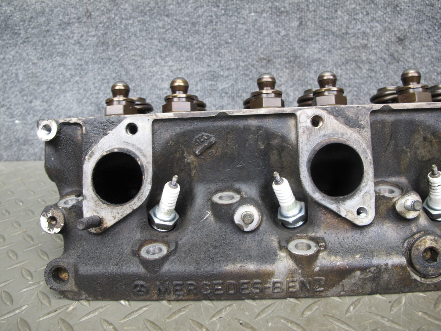 86-91 Mercedes W126 C126 5.6L M117 117.968 Engine Right Cylinder Head OEM