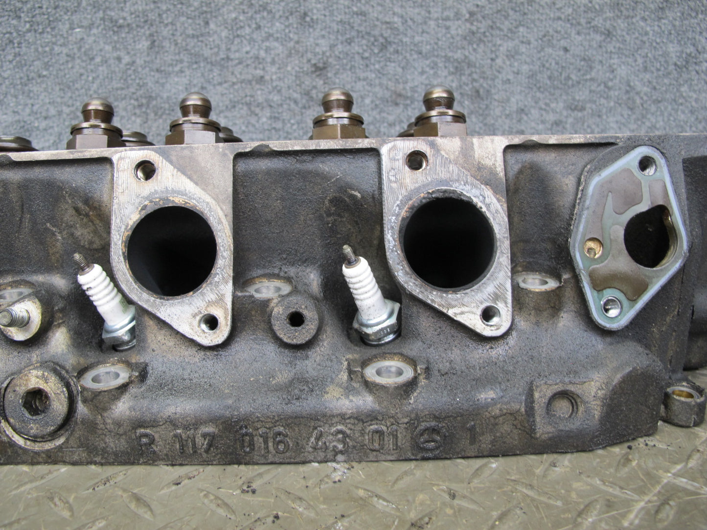 86-91 Mercedes W126 C126 5.6L M117 117.968 Engine Right Cylinder Head OEM