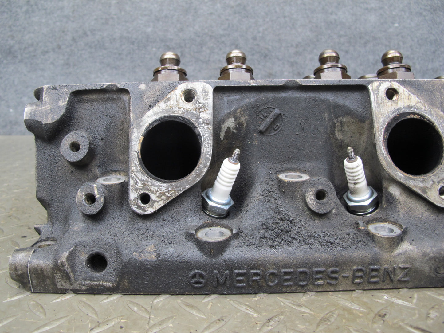 86-91 Mercedes W126 C126 5.6L M117 117.968 Engine Left Cylinder Head OEM