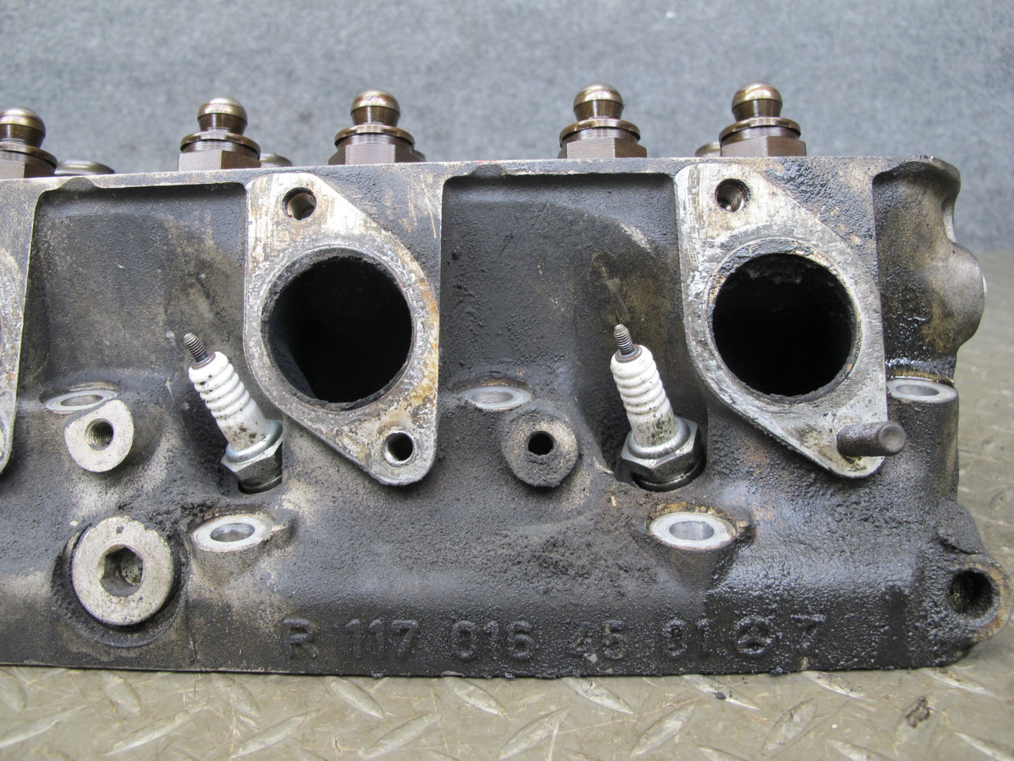 86-91 Mercedes W126 C126 5.6L M117 117.968 Engine Left Cylinder Head OEM