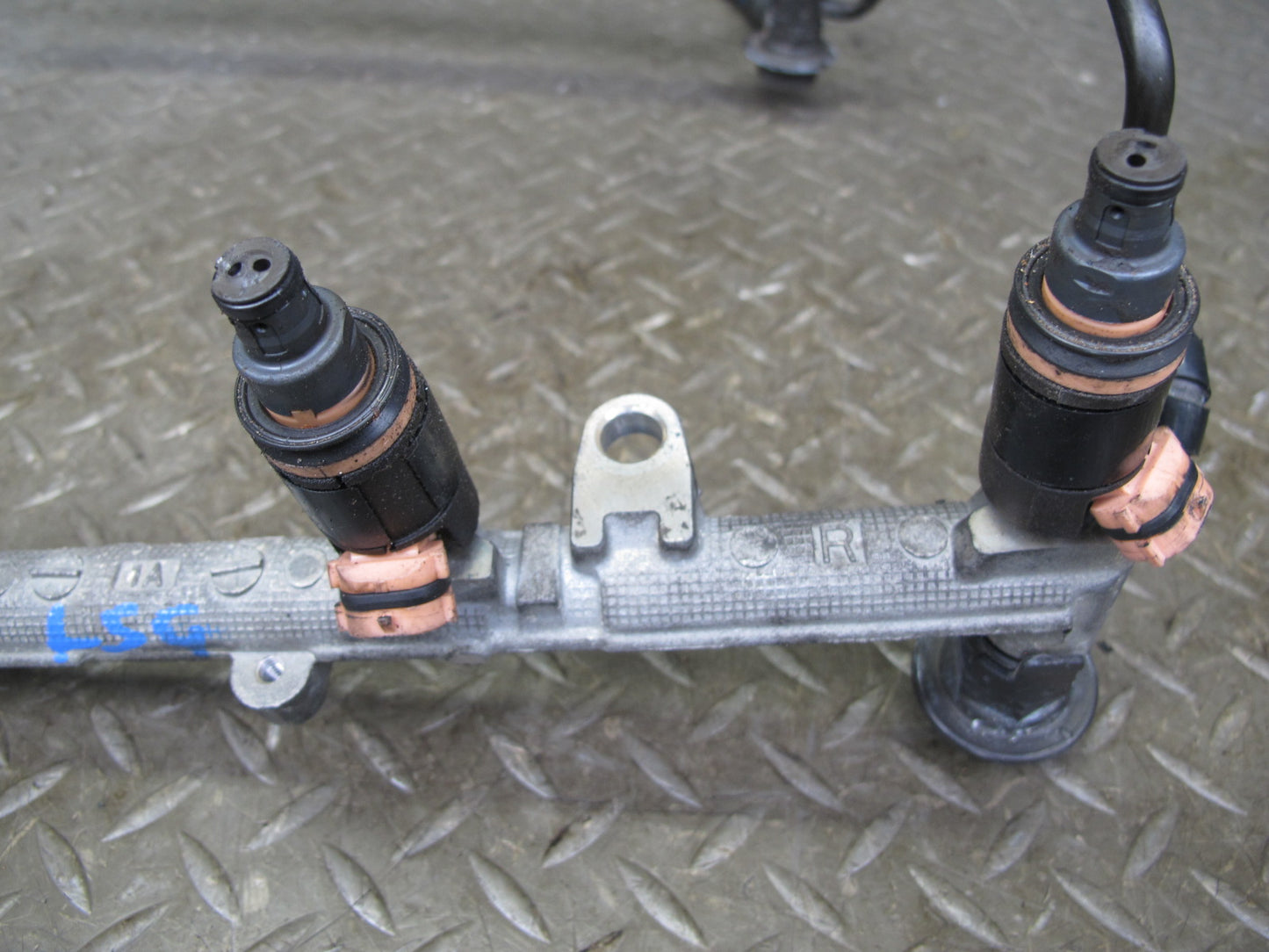 01-06 Lexus LS430 UCF30L Fuel Rail Injector Set Assembly OEM